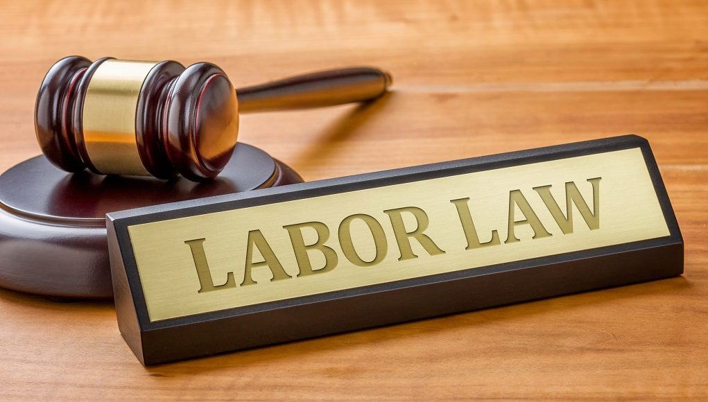 שלט Labor Law ופטיש