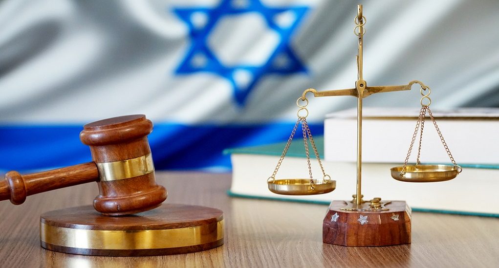 מאזני צדק על רקע דגל ישראל